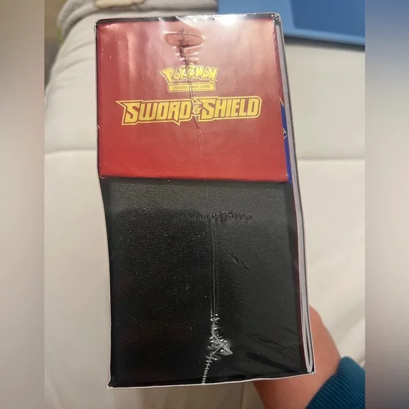 Pokemon Sword & Shield Elite Trainer Box - Picture 4 of 4
